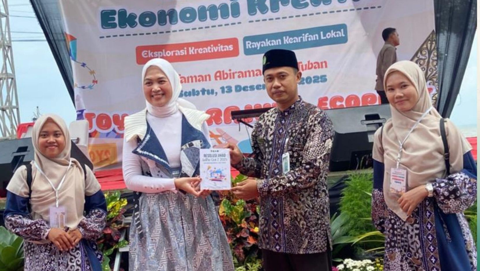 Tokoh Perempuan Tuban Menerima Buku Karya Santri MA Sains Bina Insan Kamil Tuban
