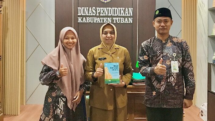 Plt. Kepala Dinas Pendidikan Kabupaten Tuban Menerima Buku Karya Santri MA Sains Bina Insan Kamil Tuban yang Berjudul “Menjadi Guru Teladan di Era Digital”