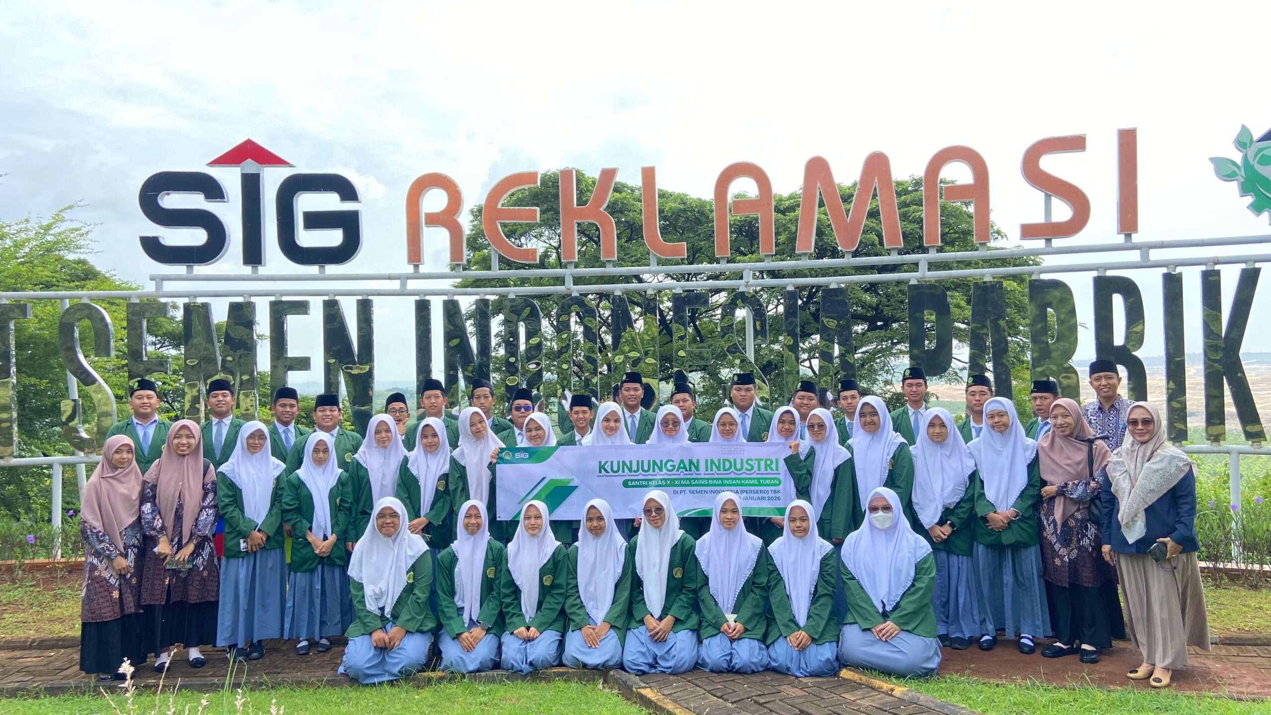 Santri MA Sains Bina Insan Kamil Tuban Melakukan Kunjungan Industri di PT. Semen Indonesia (Persero) Tbk